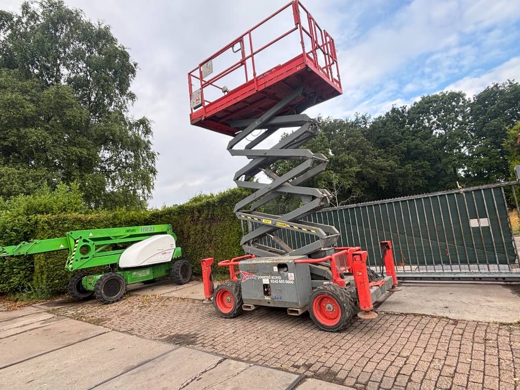 SkyJack SJ 6832 RT 12m schaarhoogwerker diesel 4x4