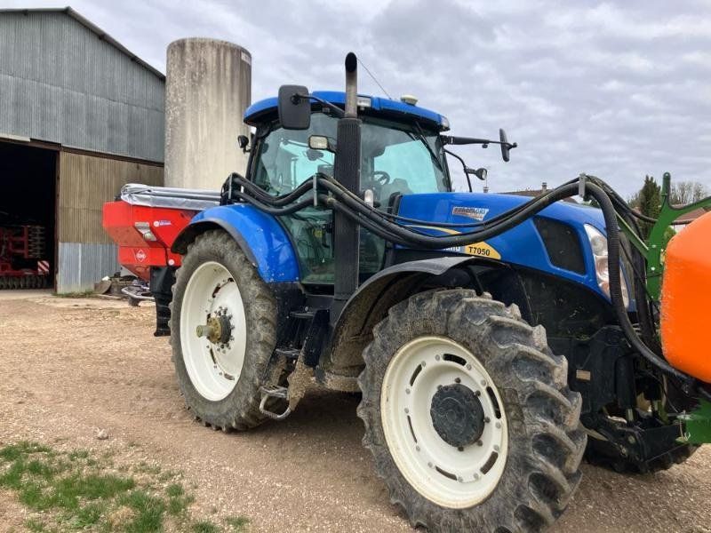 New Holland T7050