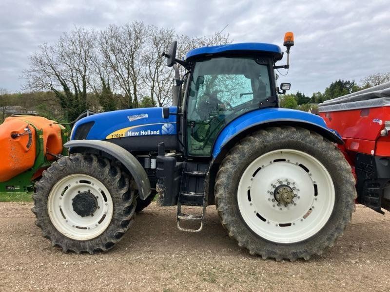 New Holland T7050