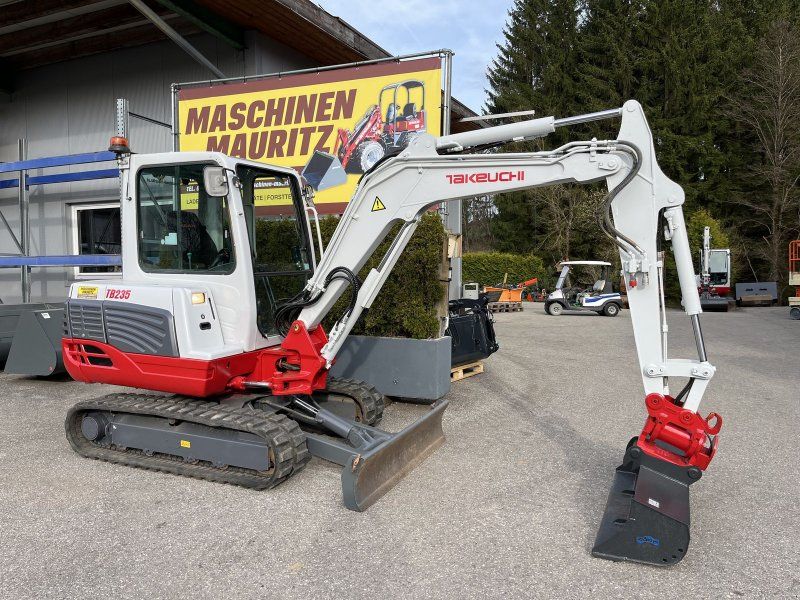 Takeuchi TB 235 mit Powertilt