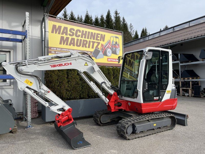 Takeuchi TB 235 mit Powertilt