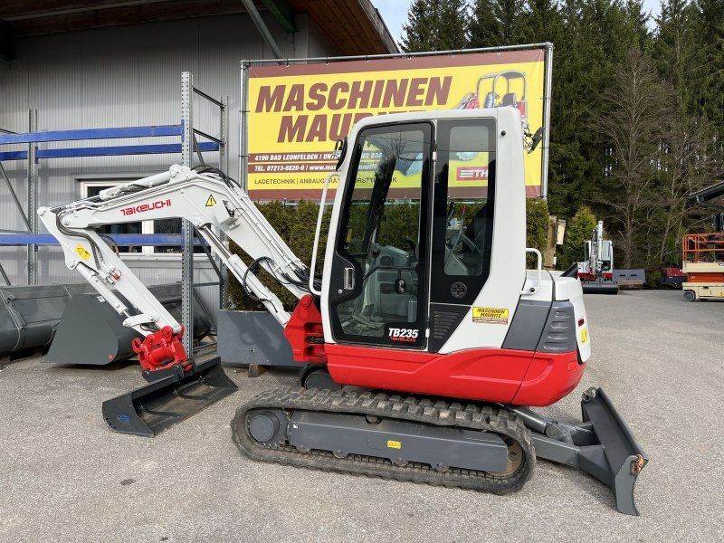 Takeuchi TB 235 mit Powertilt