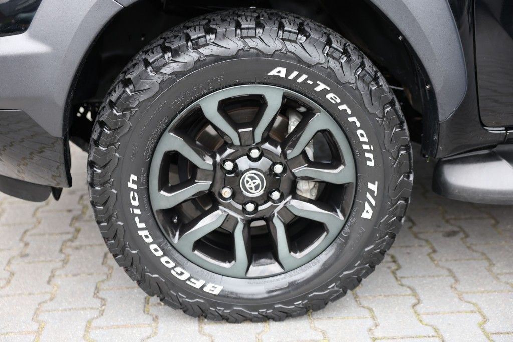 Toyota Hilux 2.8 D-4D X-TRA CAB INVINCIBLE A/T VAN