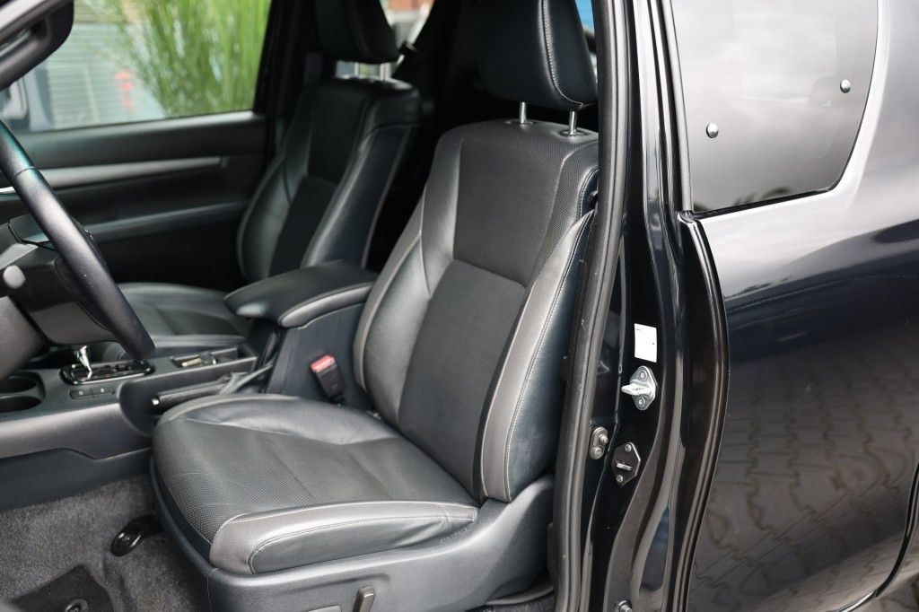 Toyota Hilux 2.8 D-4D X-TRA CAB INVINCIBLE A/T VAN