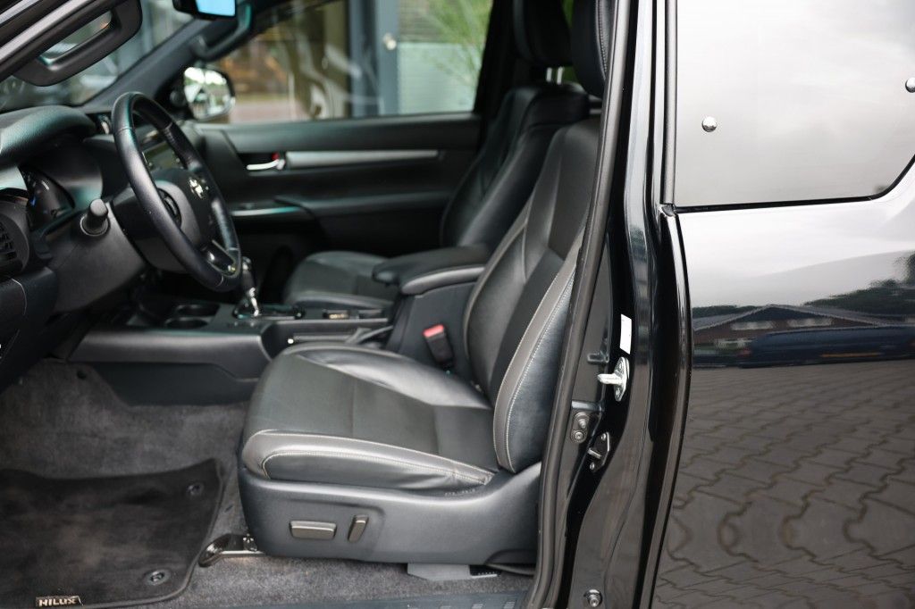 Toyota Hilux 2.8 D-4D X-TRA CAB INVINCIBLE A/T VAN