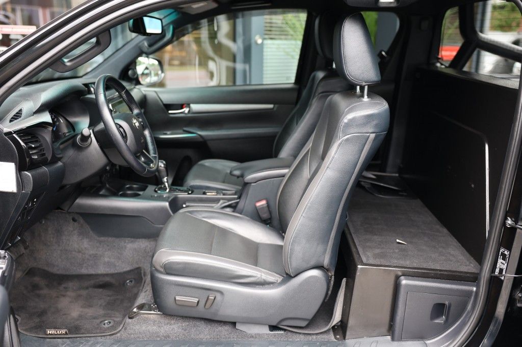 Toyota Hilux 2.8 D-4D X-TRA CAB INVINCIBLE A/T VAN