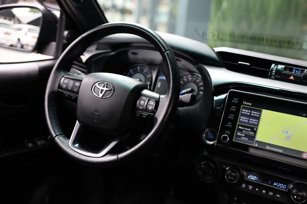 Toyota Hilux 2.8 D-4D X-TRA CAB INVINCIBLE A/T VAN