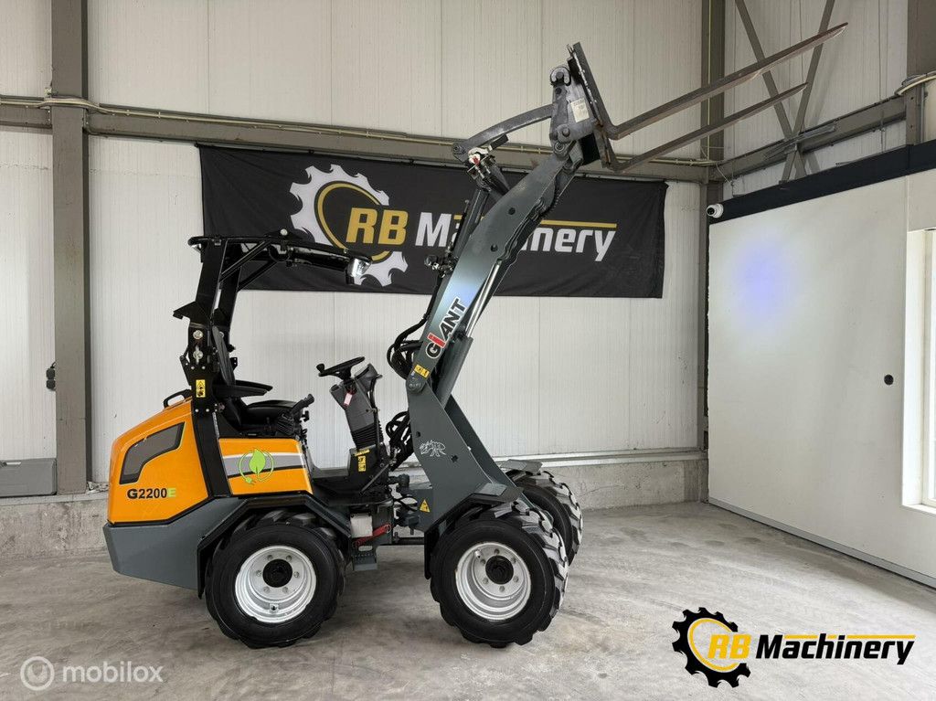 Giant G2200E