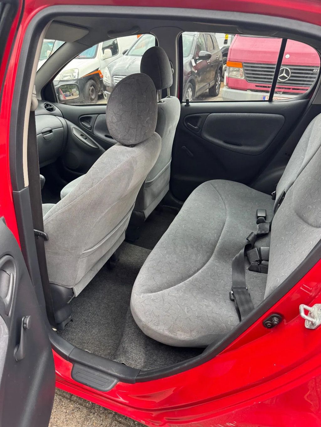 Toyota Yaris **5DOORS-PETROL**