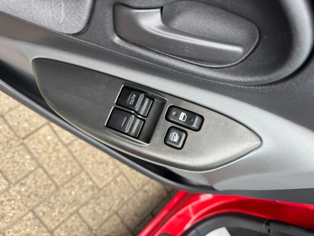Toyota Yaris **5DOORS-PETROL**