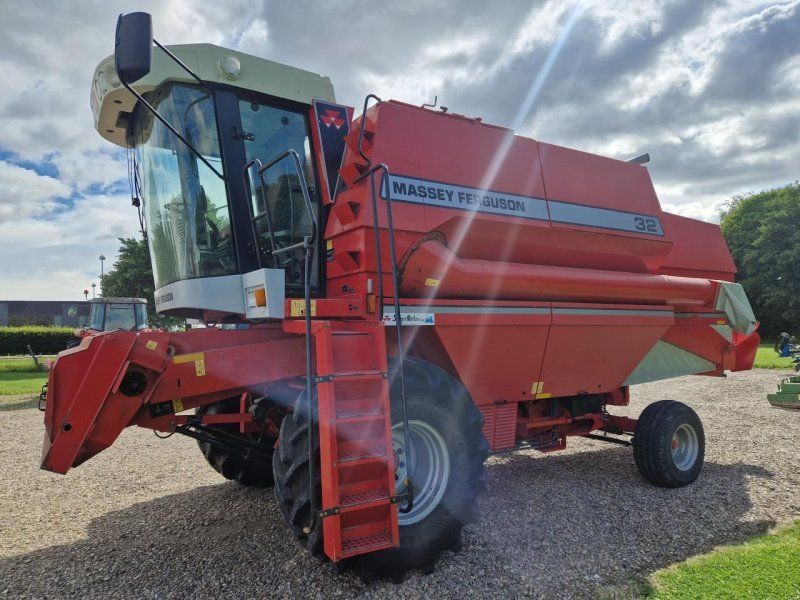 Massey Ferguson 32.