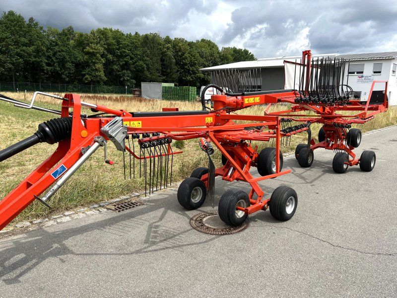 Kuhn GA 6632 Wurm mit jeweils 6 Tasträdern unter jedem Krei