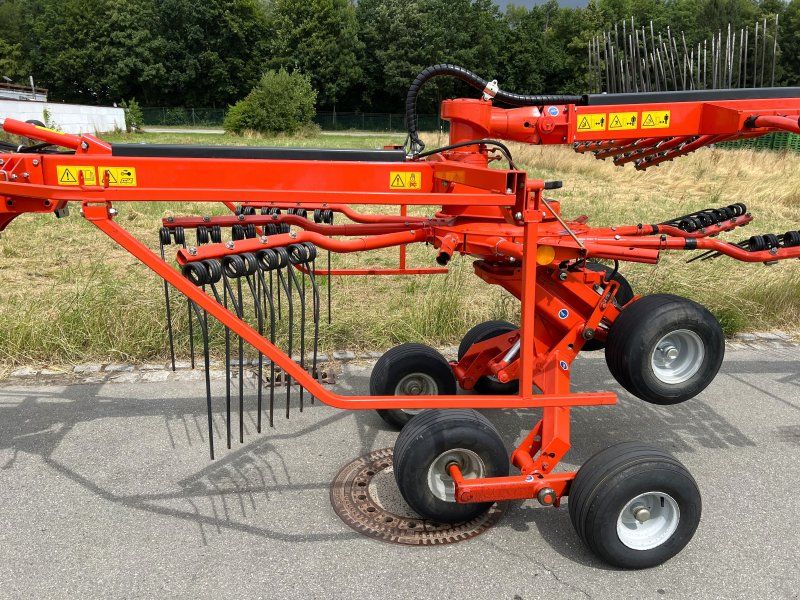 Kuhn GA 6632 Wurm mit jeweils 6 Tasträdern unter jedem Krei