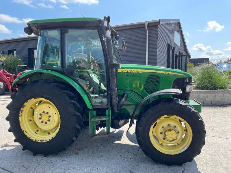 John Deere 5820