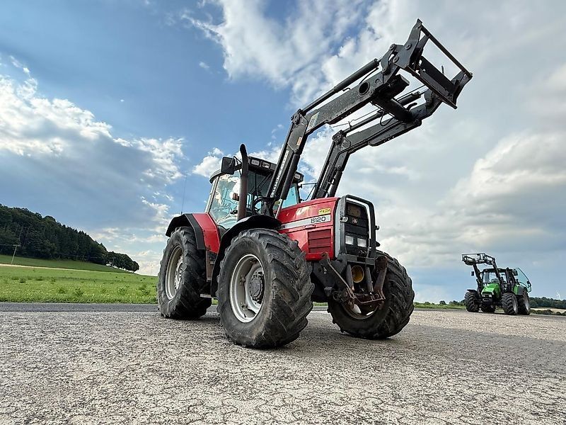 Massey Ferguson 8120 Dynashift mit Frontlader