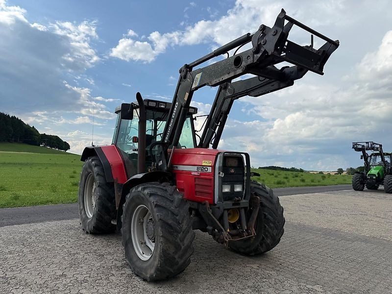 Massey Ferguson 8120 Dynashift mit Frontlader