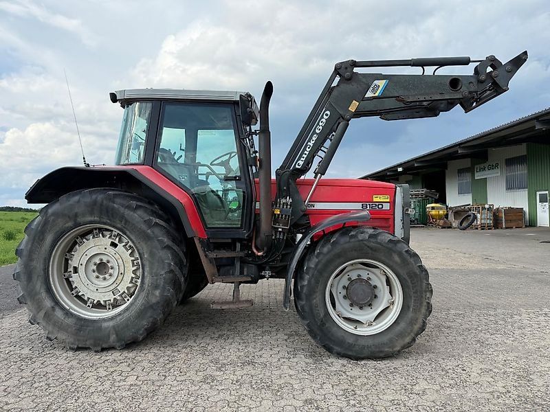 Massey Ferguson 8120 Dynashift mit Frontlader
