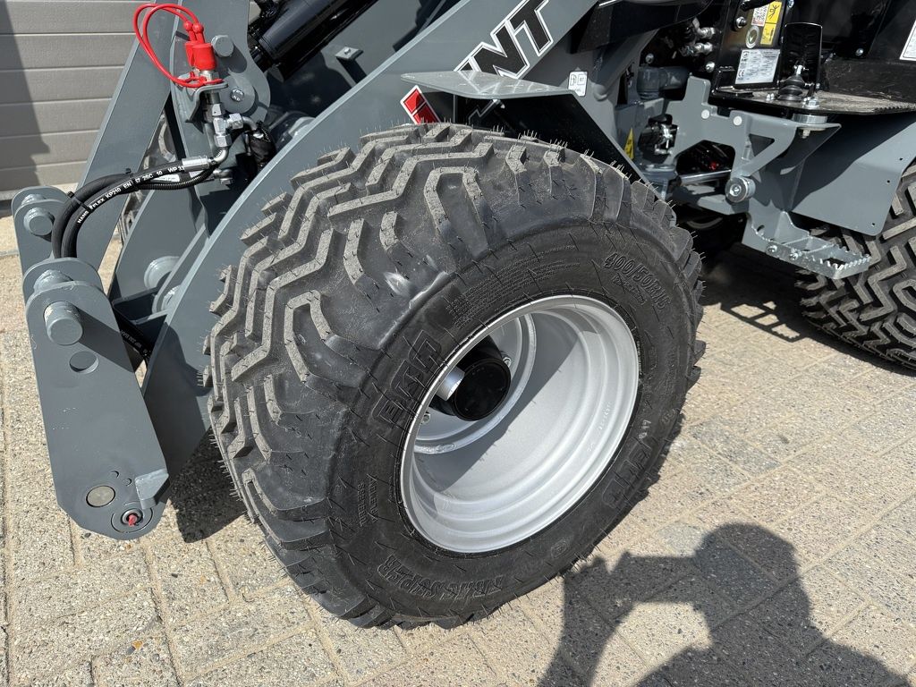 Giant G2300 X-TRA HD minishovel / kniklader NIEUW €545 LEASE