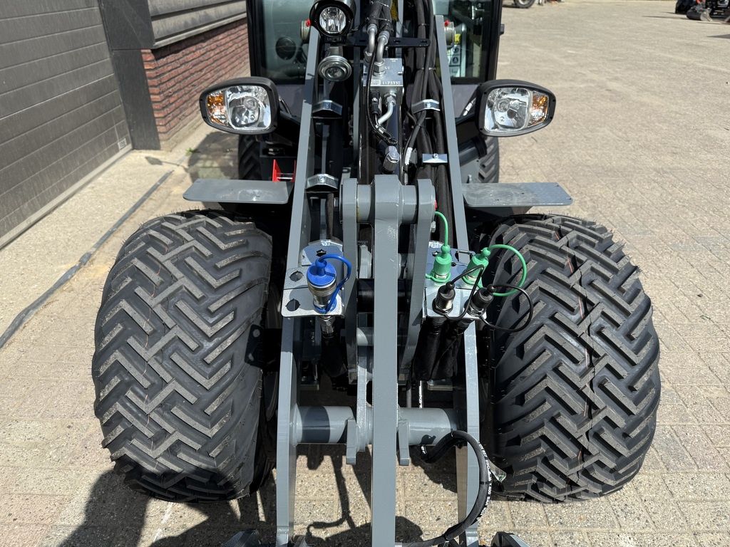 Giant G2700 X-TRA HD+ minishovel NIEUW met cabine