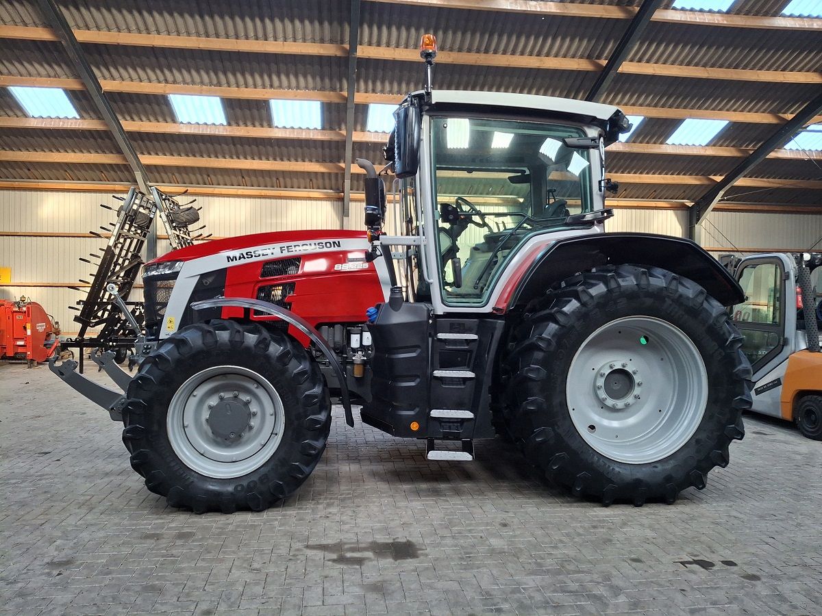 Massey Ferguson 8S.225 tractor