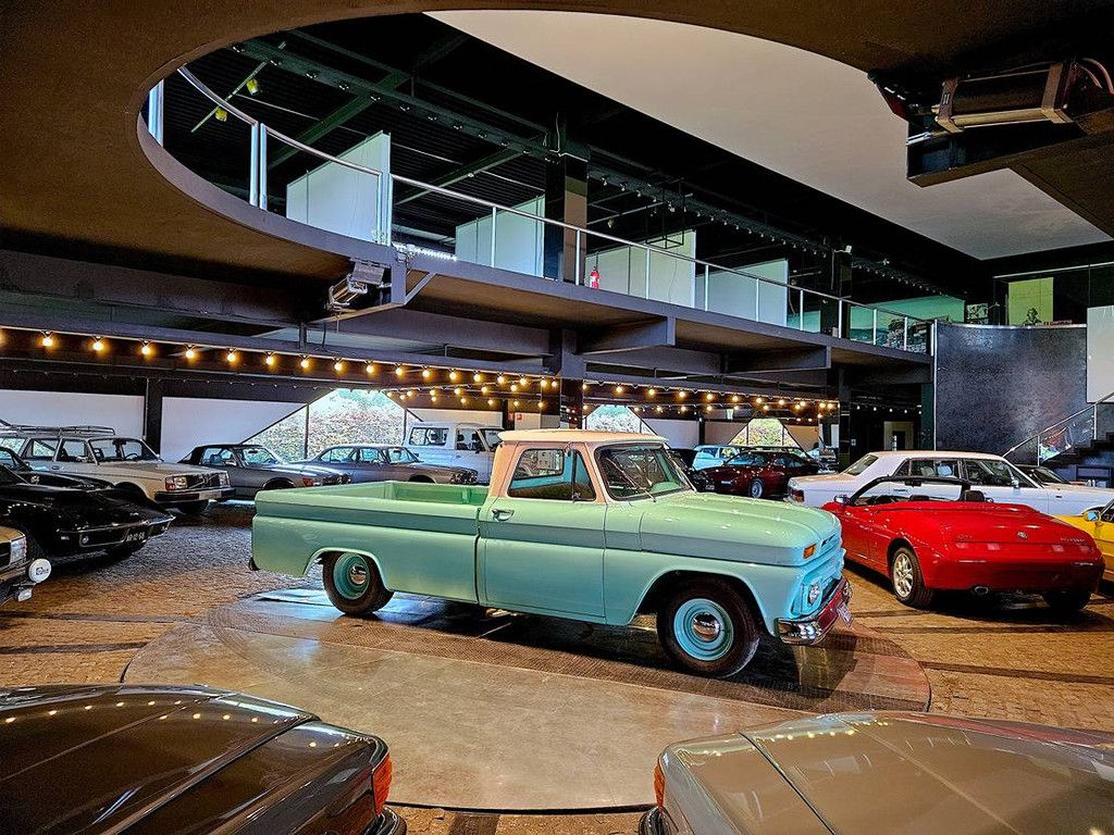 Long-bed pickup '66 GMC 250 (custom)