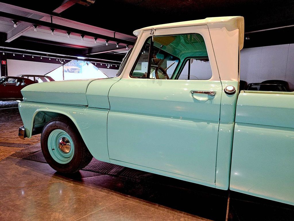 Long-bed pickup '66 GMC 250 (custom)