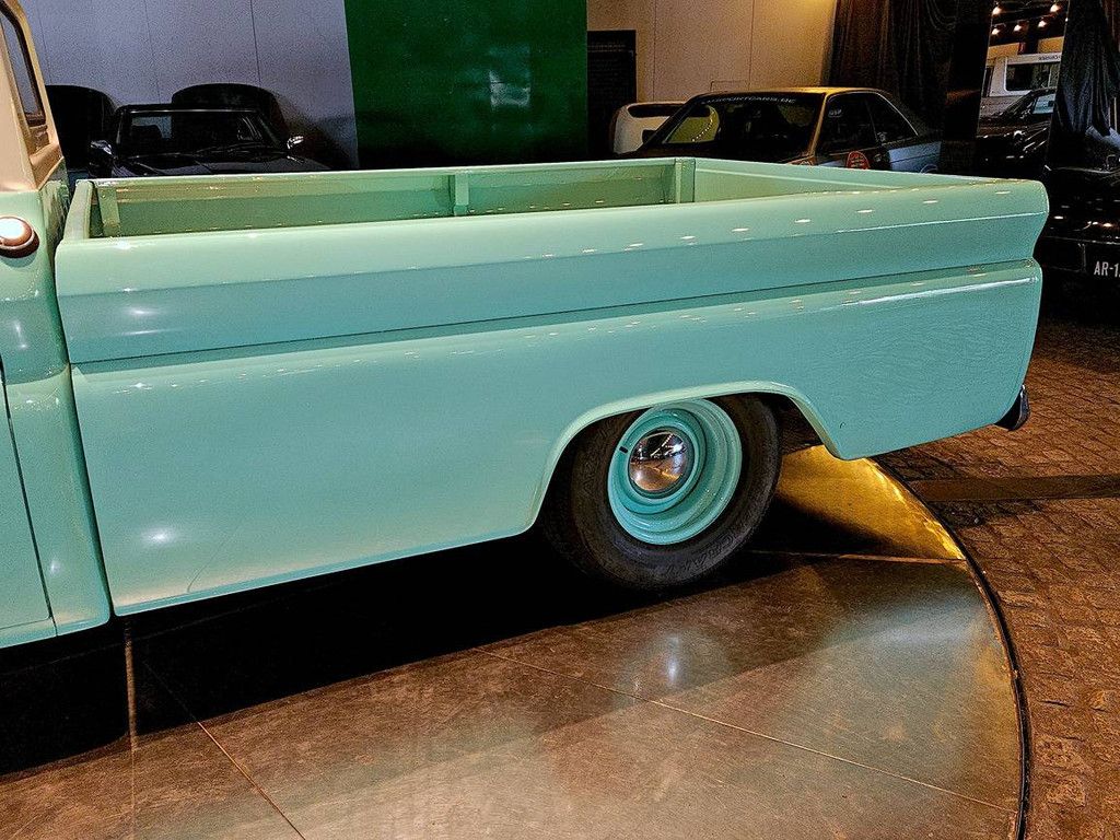 Long-bed pickup '66 GMC 250 (custom)