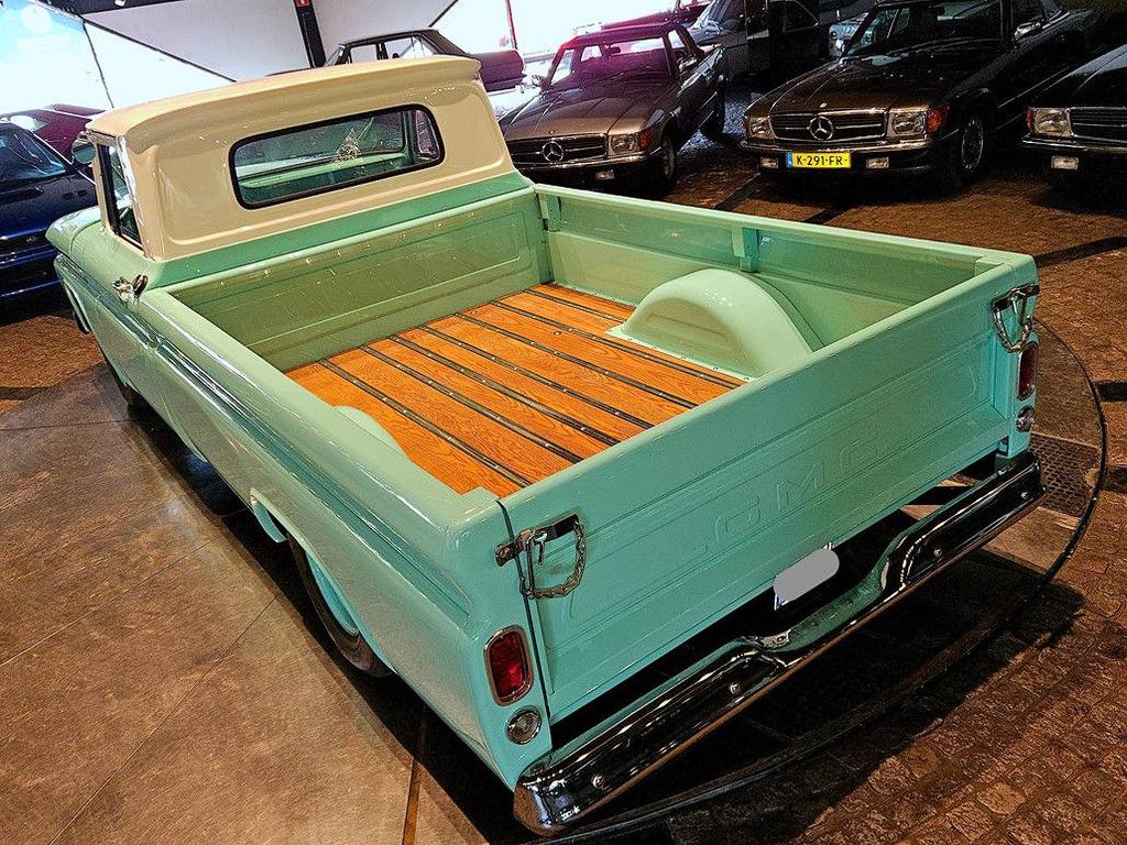 Long-bed pickup '66 GMC 250 (custom)