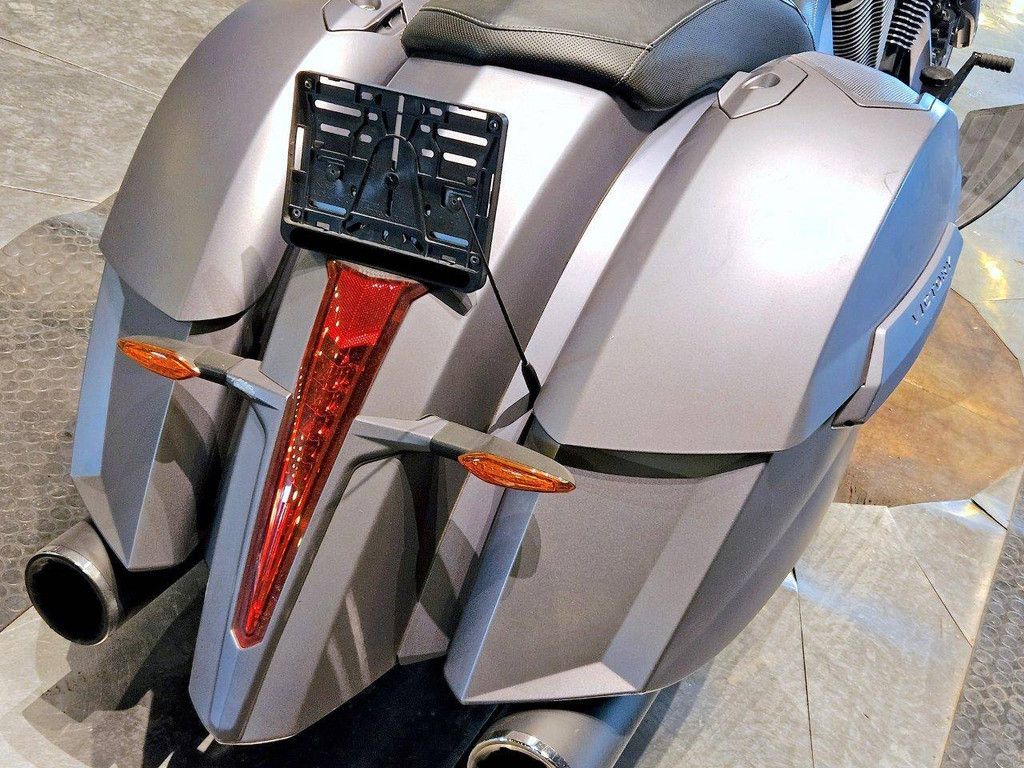 Victory Magnum X-1 (einer von 300 limitierten) Benzin 2016 (Margin)