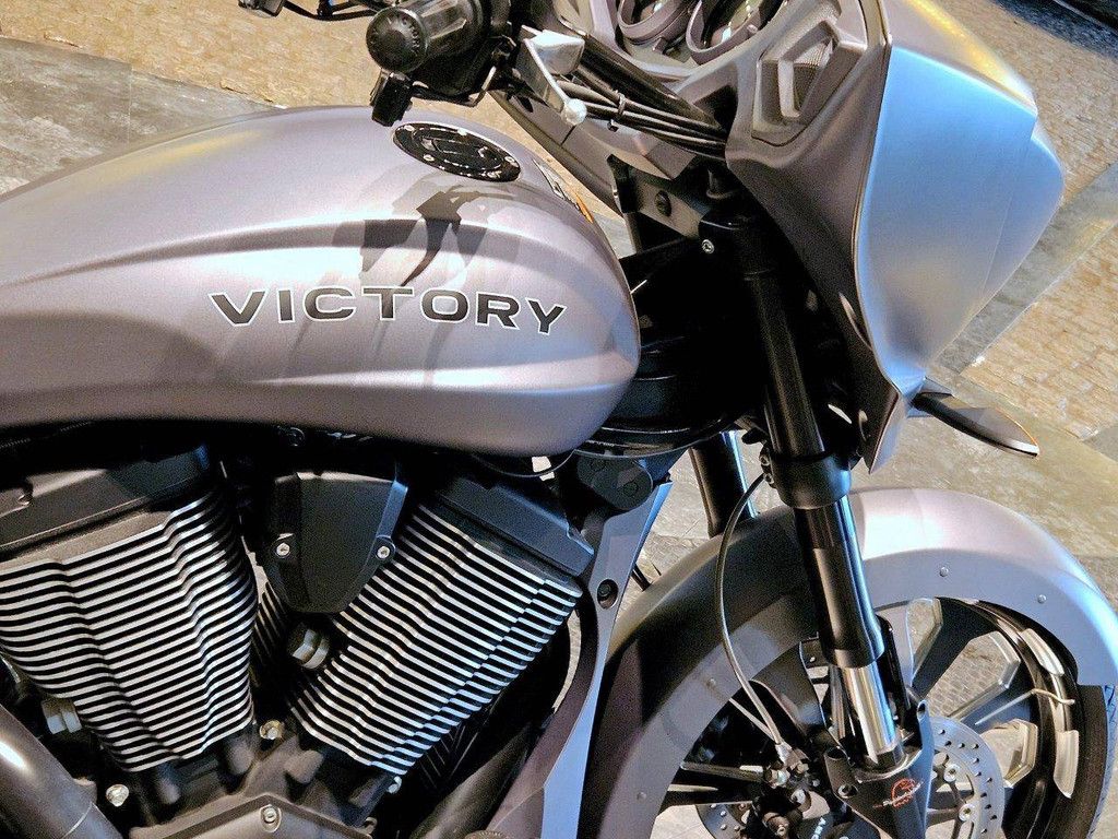Victory Magnum X-1 (einer von 300 limitierten) Benzin 2016 (Margin)
