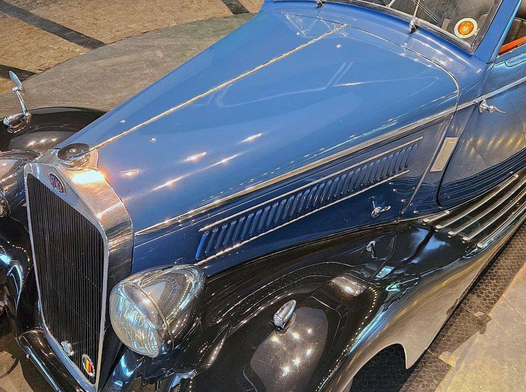 Delage D6 - 70 Chapron (RHD) Petrol 1937 (Margin)