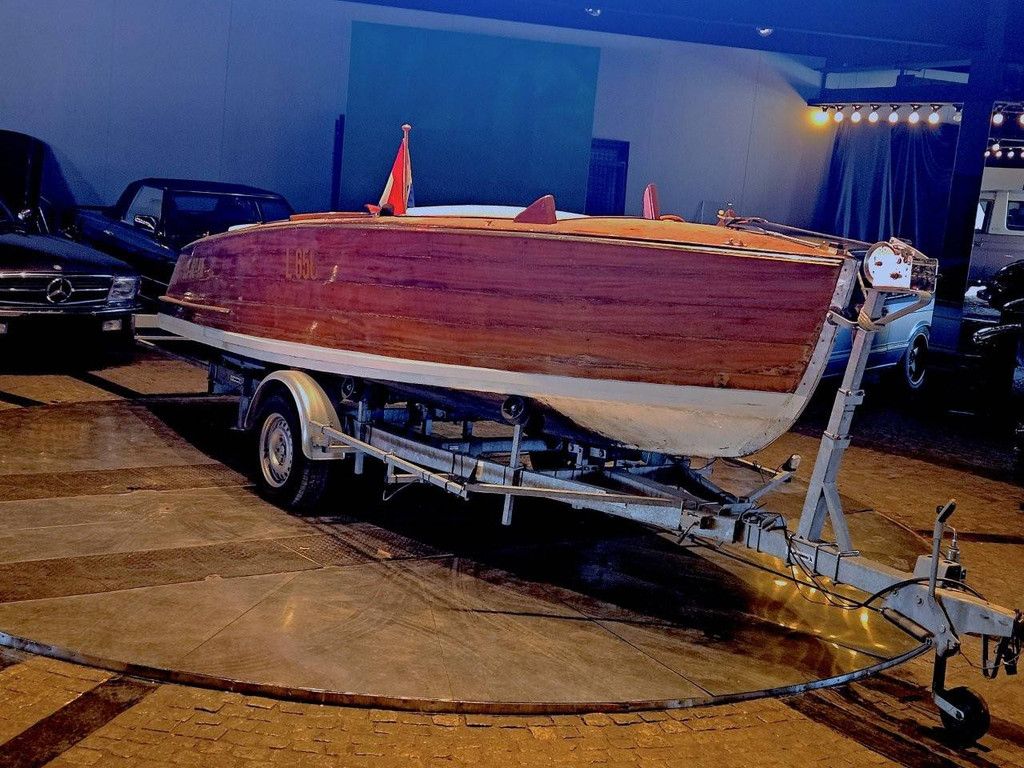 Oldtimer-Schnellboot Attwood mit Anhänger (Margin)