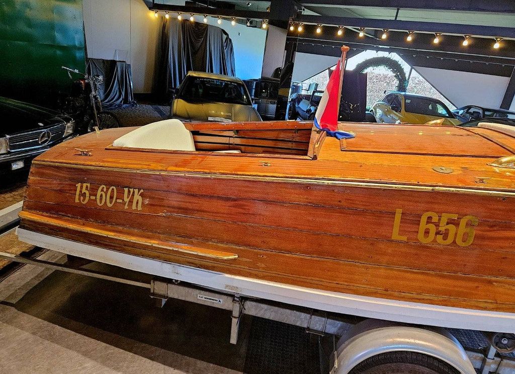 Oldtimer-Schnellboot Attwood mit Anhänger (Margin)