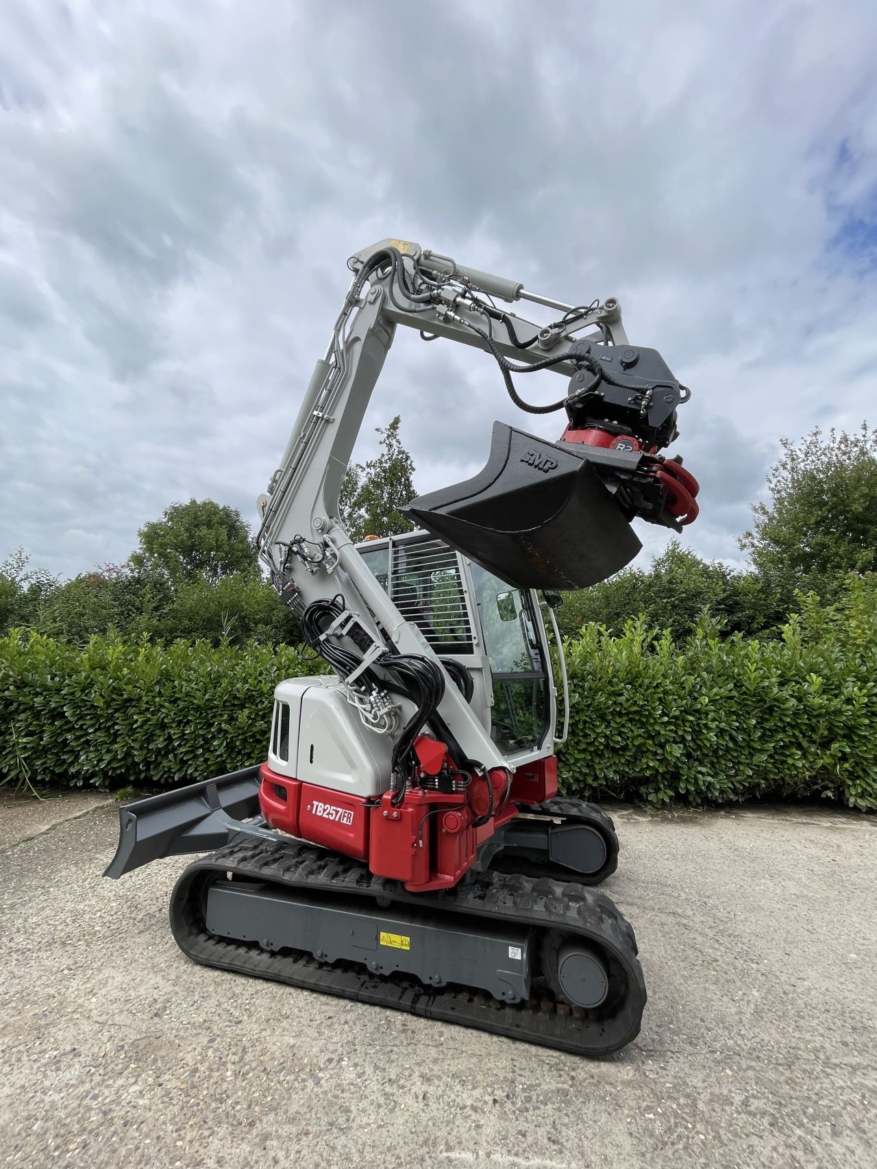 Takeuchi TB257FR met RototiltR2 gripper en autosmering 2023