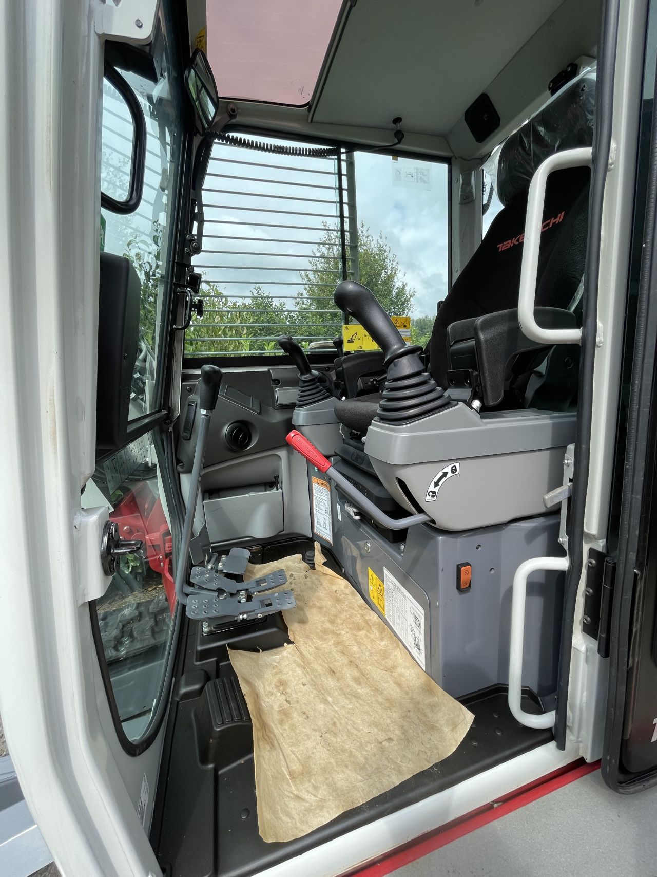 Takeuchi TB257FR met RototiltR2 gripper en autosmering 2023