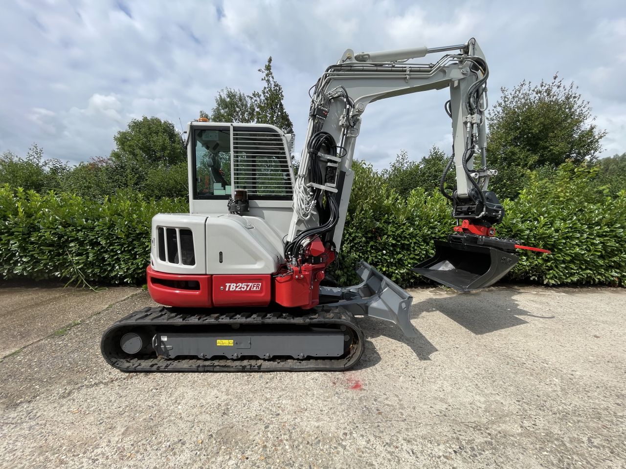 Takeuchi TB257FR met RototiltR2 gripper en autosmering 2023