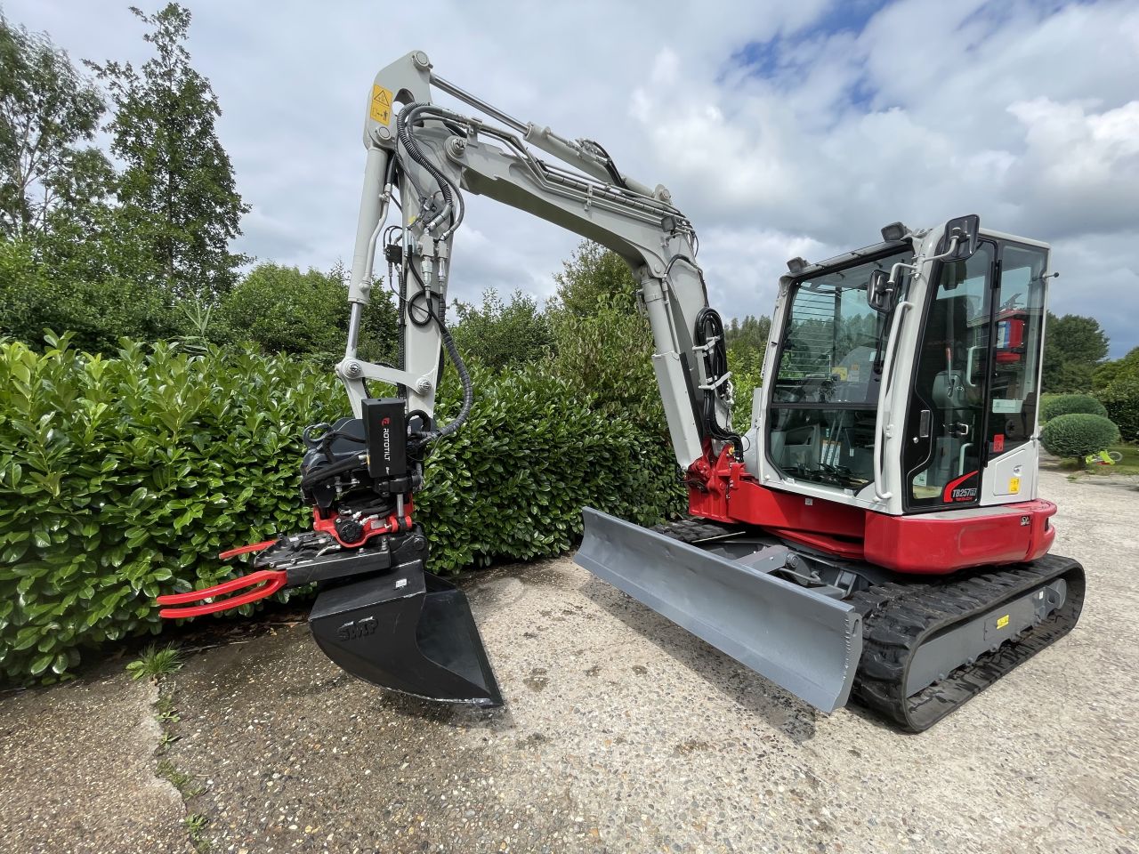 Takeuchi TB257FR met RototiltR2 gripper en autosmering 2023