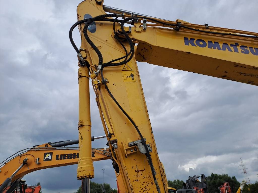 Komatsu HB215LC-2