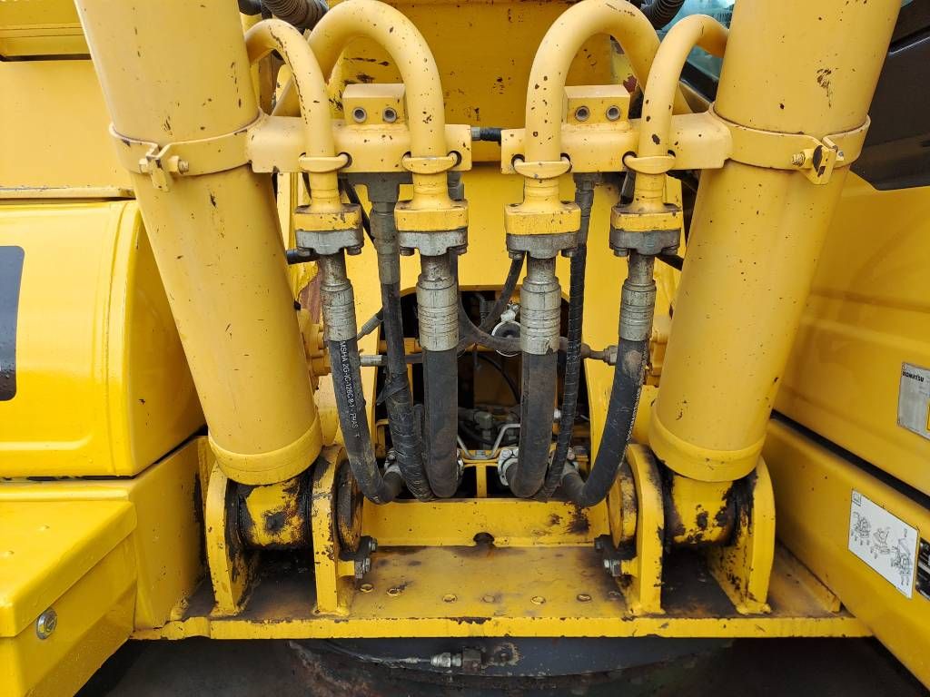 Komatsu HB215LC-2