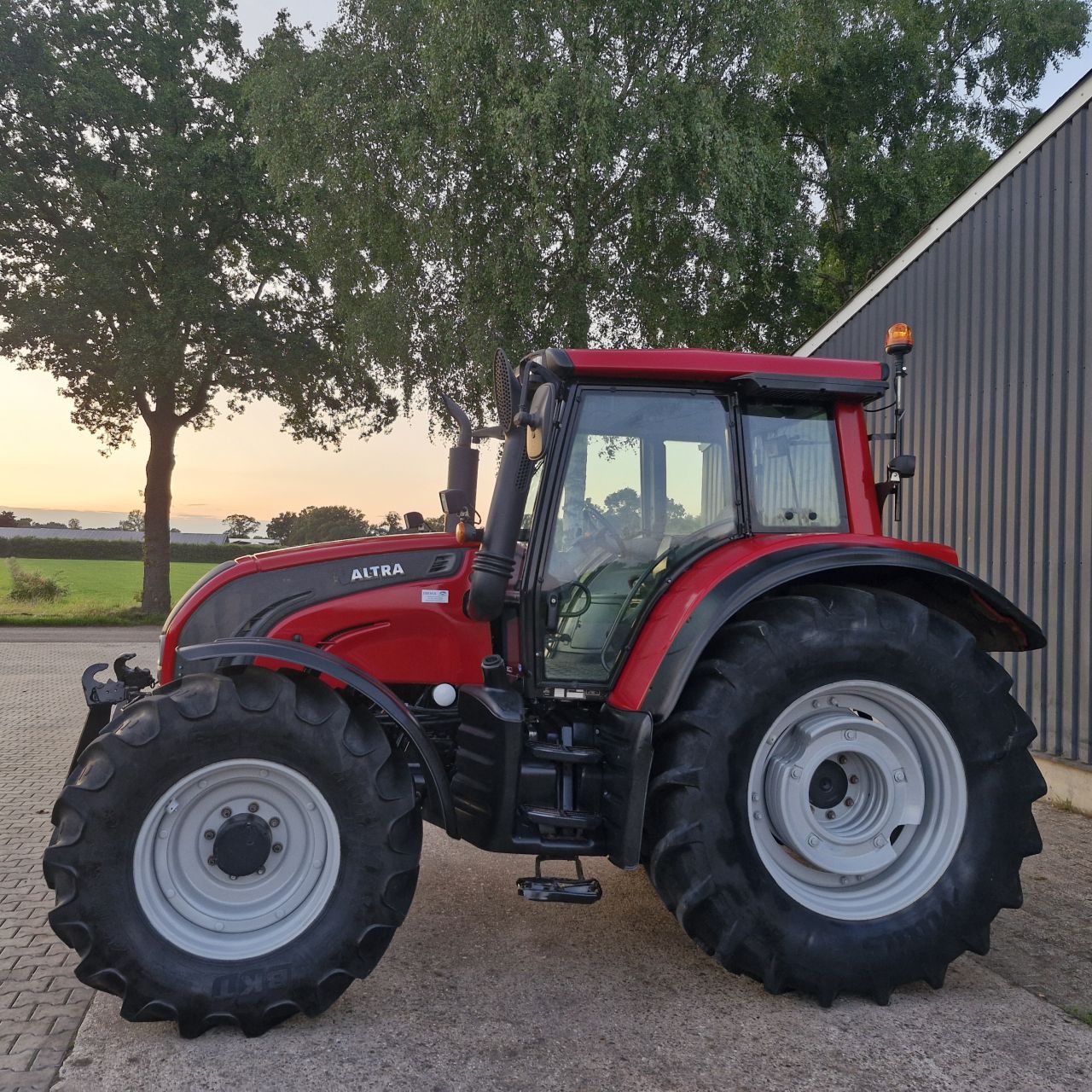 Valtra N142 H5