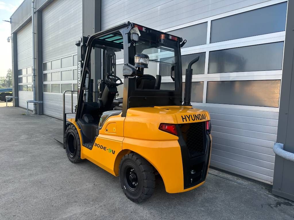 Hyundai 30DE-9V diesel heftruck 3000kg vorkheftruck 3-delige mast