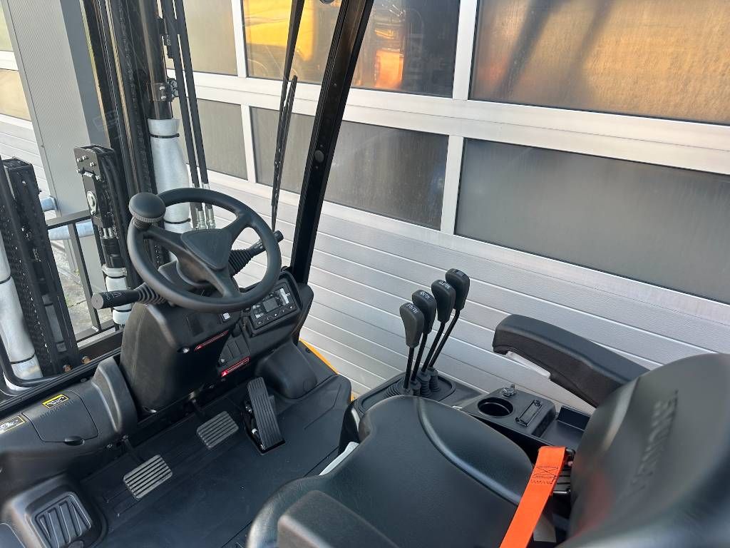 Hyundai 30DE-9V diesel heftruck 3000kg vorkheftruck 3-delige mast
