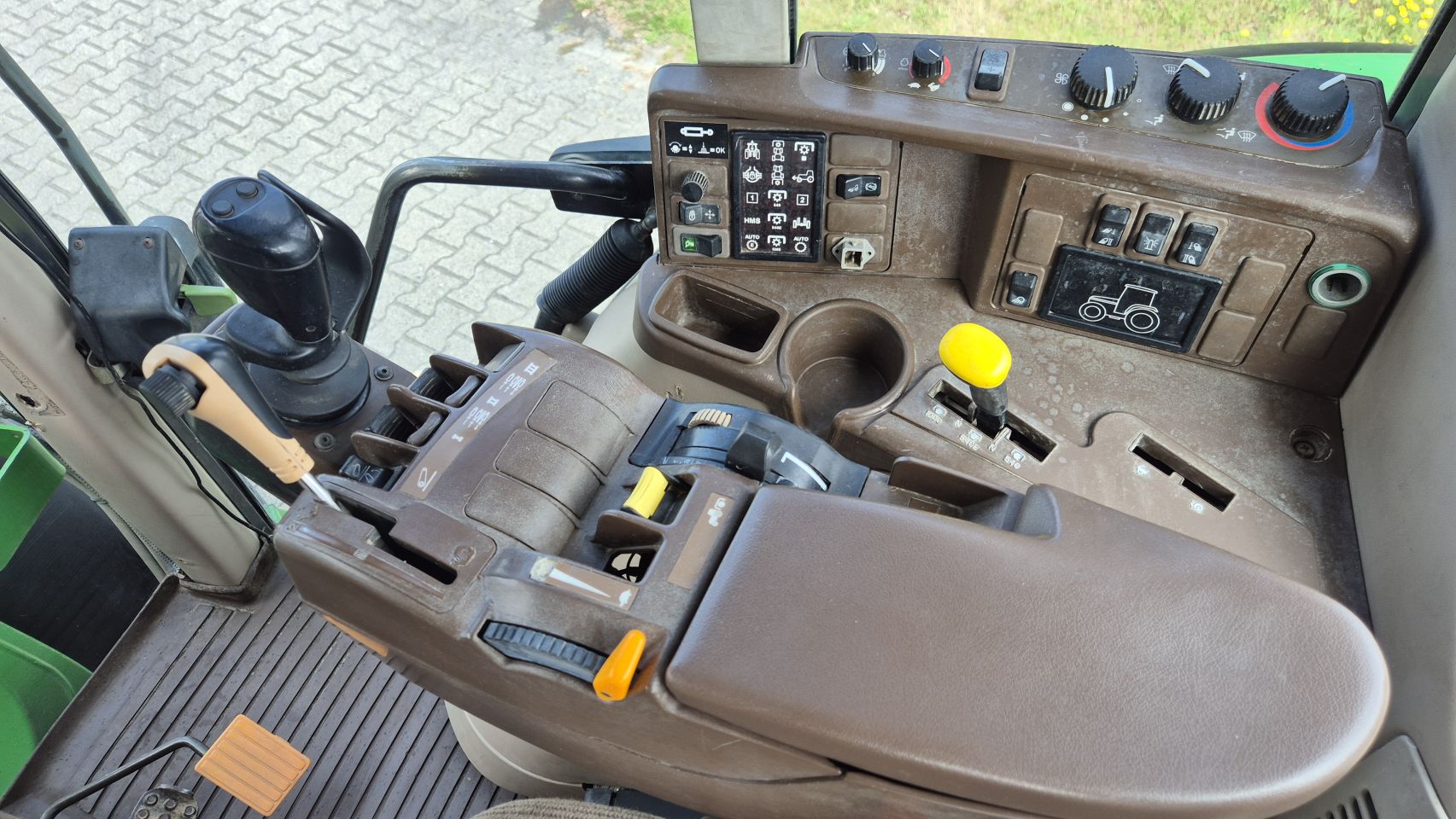 JOHN DEERE 6620 Premium AP 40Km/h. met JD H340 frontlader en TLS