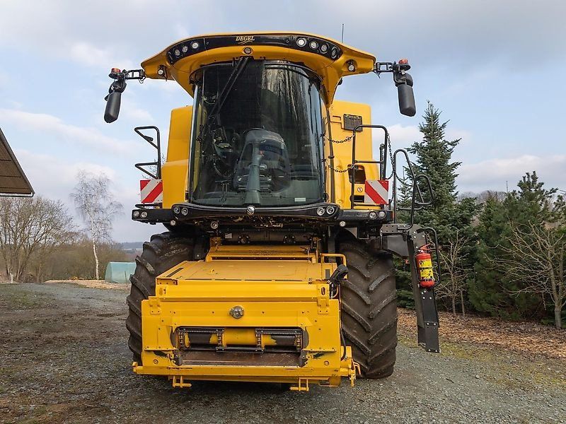 New Holland CR 8.90