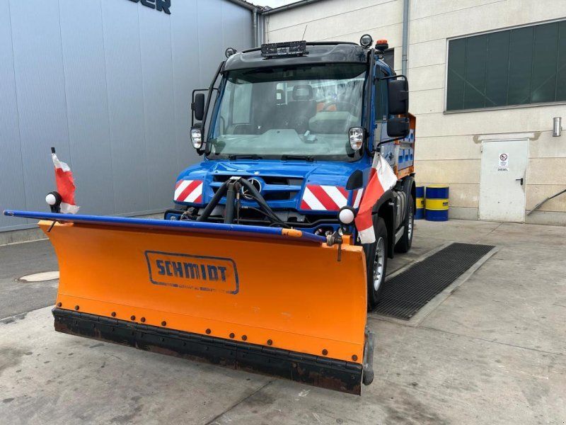 Mercedes-Benz Unimog U 430 Enzianblau mit Streuer und Schneepflug