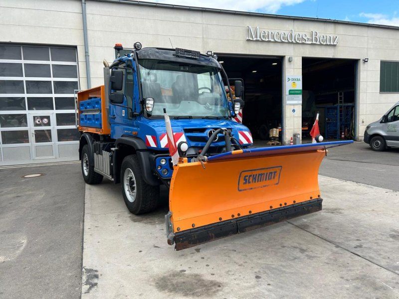 Mercedes-Benz Unimog U 430 Enzianblau mit Streuer und Schneepflug
