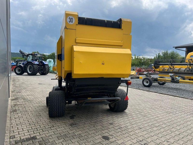 New Holland BR 7070