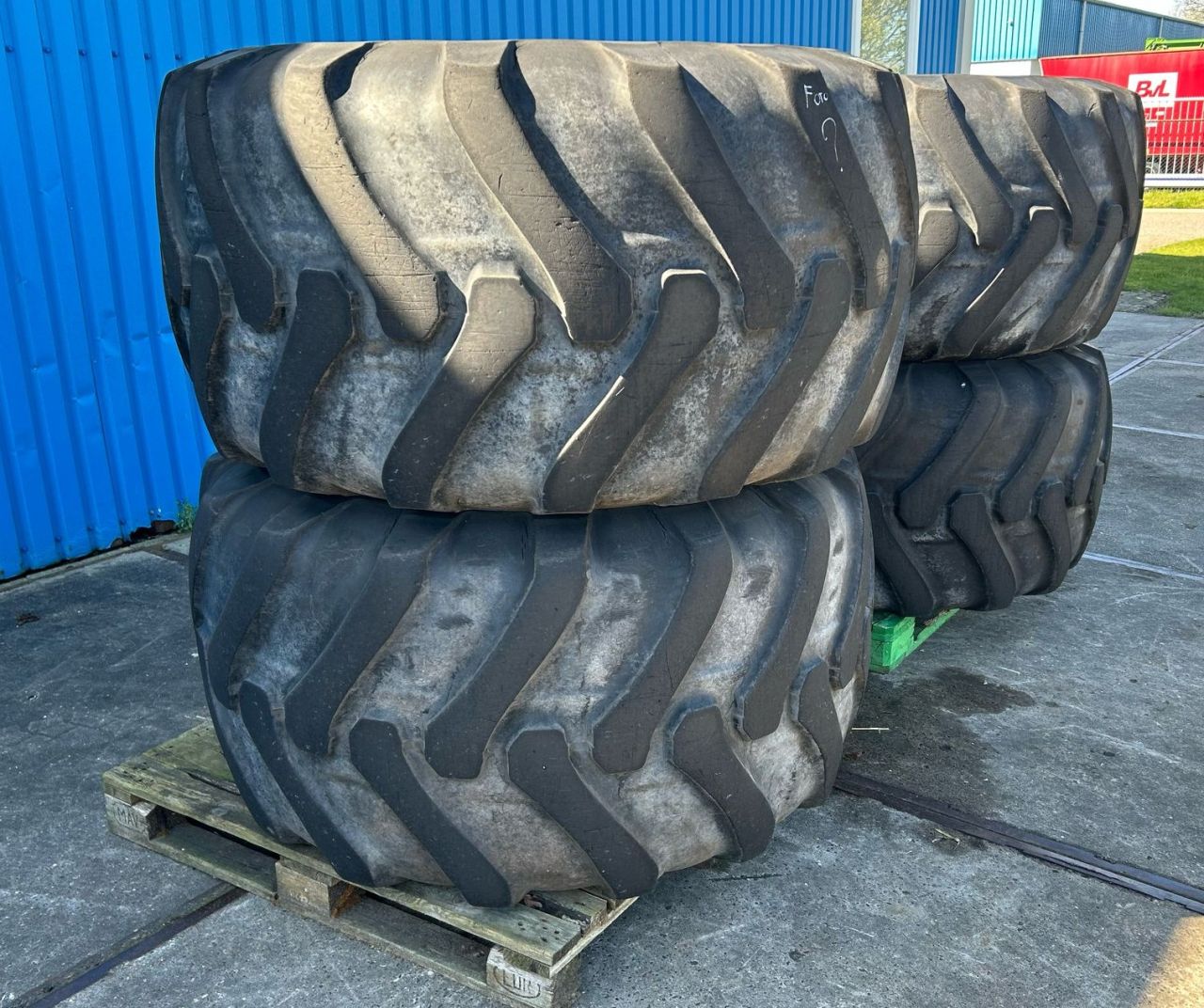 Alliance 750/55R26.5 Forestar op 12 gaats JCB velgen
