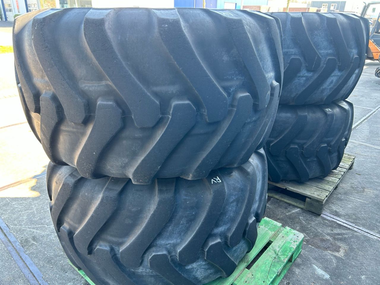 Alliance 750/55R26.5 Forestar op 12 gaats JCB velgen