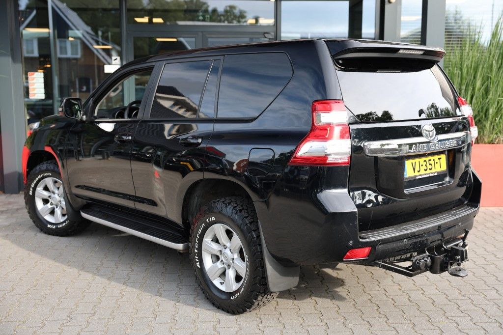 Toyota Landcruiser 150 3.0 D-4D 5DRS LEGEND A/T VAN MAG 7000 KG TREKKEN